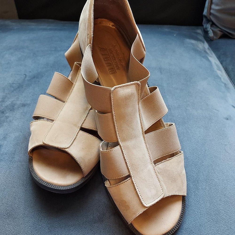 Munro American Sz 8 -1/2 WIDE Tan Suede & Stretch Sandals